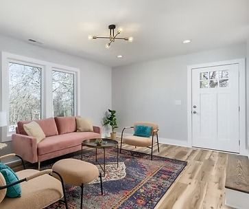 Living room with a pink sofa and a patterned rug